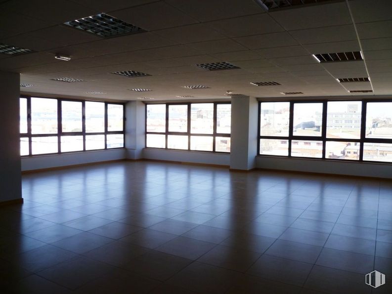 Oficina en alquiler en Zona empresarial, Alcobendas, Madrid, 28108 con ventana, accesorio, suelos, suelo, edificio, hall, techo, vidrio, evento y sombra alrededor