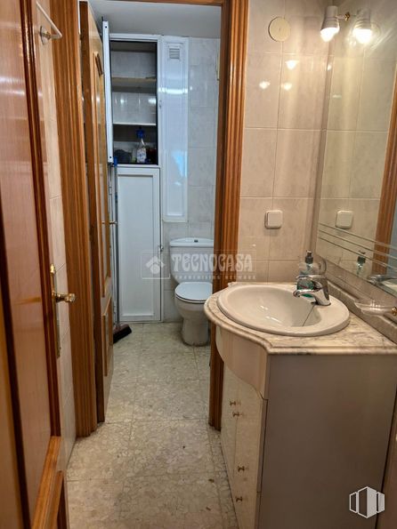 Local en alquiler en Zona Leganés Norte, Leganés, Madrid, 28919 con inodoro, mueble de baño, ebanistería, marrón, accesorios de fontanería, grifo, espejo, fregadero, lavabo y edificio alrededor