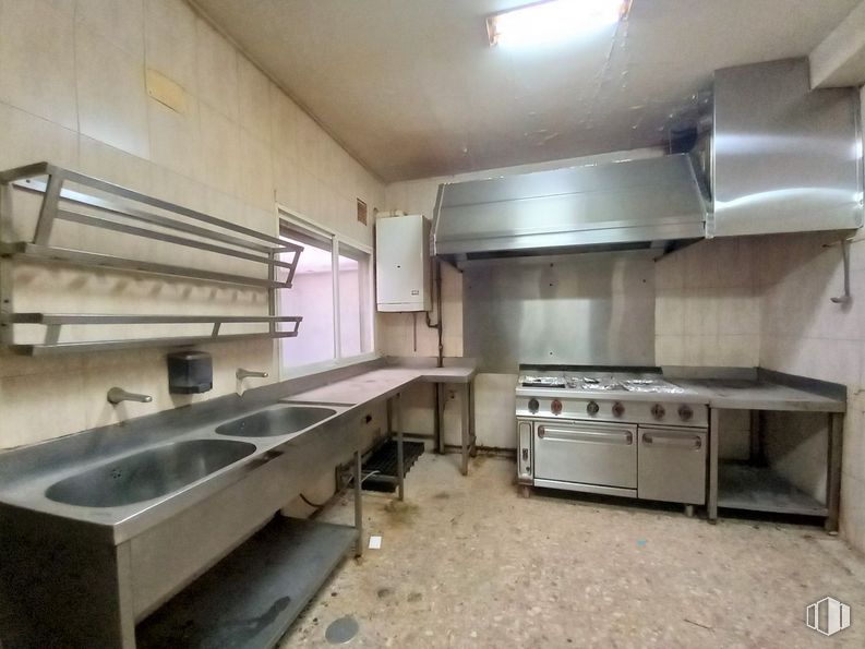 Local en venta en Calle Almansa, Tetuán, Madrid, 28039 con fregadero, ebanistería, horno, encimera, fregadero de cocina, edificio, cocina, aparato de cocina, grifo y estufa de cocina alrededor