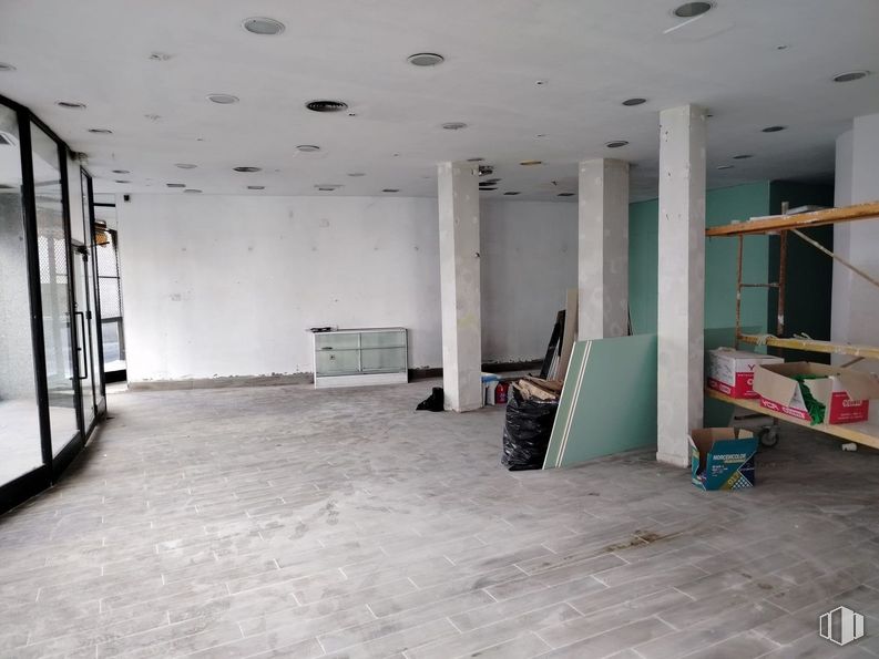 Retail for rent at Calle Pinto, 1, Parla, Madrid, 28980 with fixture, flooring, hall, floor, ceiling, wood, event, building, hardwood and concrete around