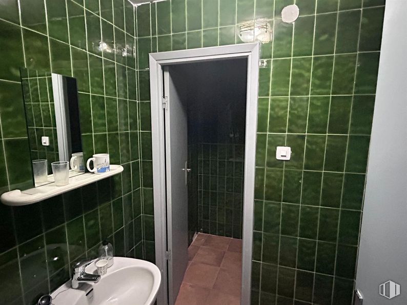 Retail for rent at Calle Cebreros, 46, La Latina, Madrid, 28011 with sink, mirror, property, plumbing fixture, tap, bathroom, purple, black, bathroom sink and interior design around