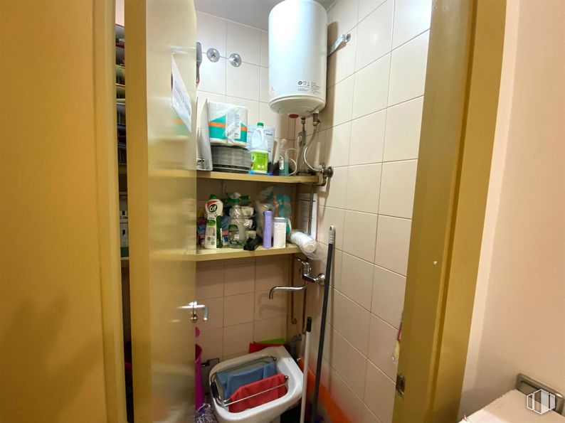 Retail for sale at Villaverde, Villaverde, Madrid, 28021 with room, floor, plumbing fixture, personal care, bathroom, plumbing, shelving, household supply, shelf and tap around