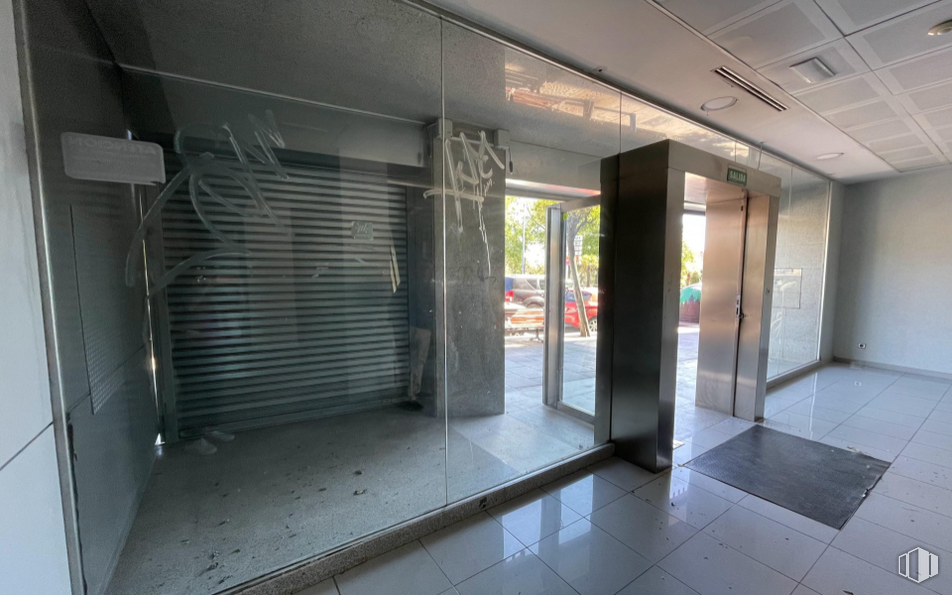 Retail for rent at Avenida Juan Carlos I, Leganés, Madrid, 28912 with fixture, interior design, flooring, floor, glass, building, ceiling, door, composite material and concrete around