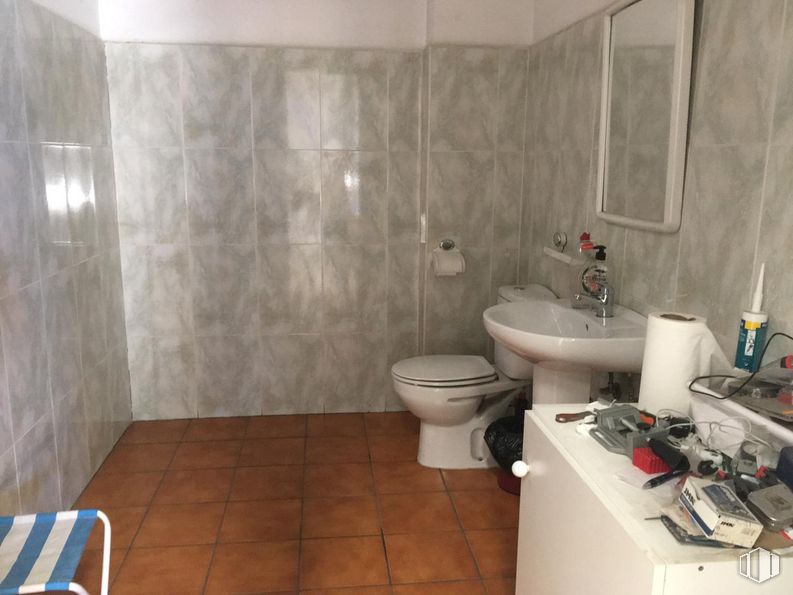 Industrial for sale at Carretera Navalpino, Polán, Toledo, 45161 with sink, toilet, plumbing fixture, building, property, tap, bathroom, bathroom sink, purple and interior design around