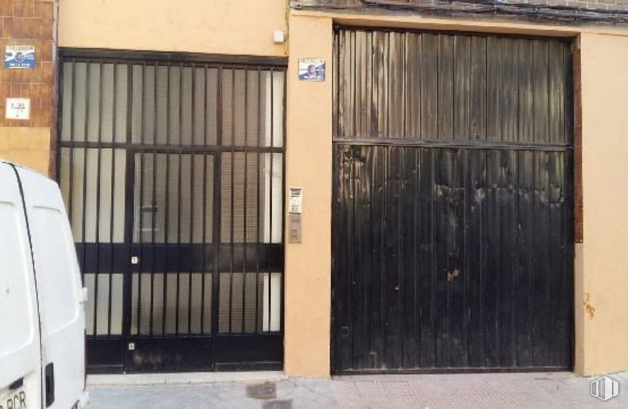 Nave en venta en Calle San Dalmacio, 5, Villaverde, Madrid, 28021 con puerta, camioneta, accesorio, madera, material compuesto, puerta de casa, edificio, fachada, gas y manija de la puerta alrededor