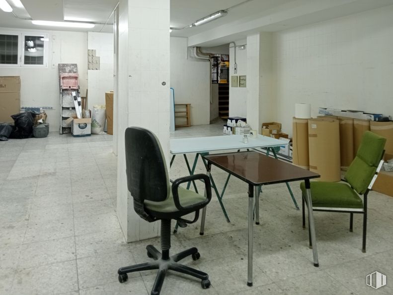 Local en alquiler en Calle Utrillas, Hortaleza, Madrid, 28043 con silla, mesa, alumbrado, mueble, silla de oficina, edificio, escritorio, interiorismo, suelos y suelo alrededor