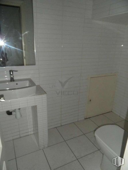 Retail for rent at Zona Fermín Caballero, Cuenca, 16004 with toilet, sink, mirror, property, plumbing fixture, bathroom sink, building, bathroom, interior design and lighting around