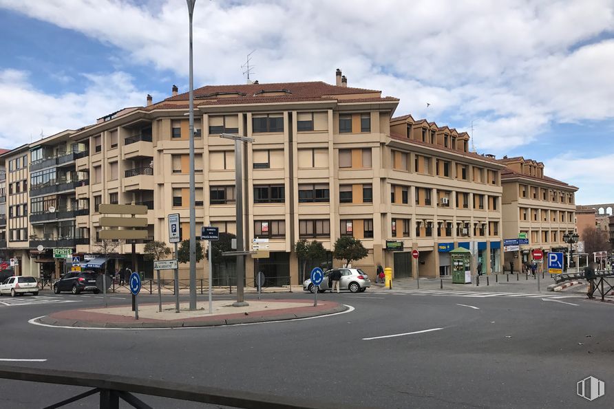 Local en alquiler y venta en Avenida Acueducto, 28, Segovia, 40002 con edificio, nube, cielo, ventana, coche, vehículo, diseño urbano, condominio, vía pública y barrio residencial alrededor