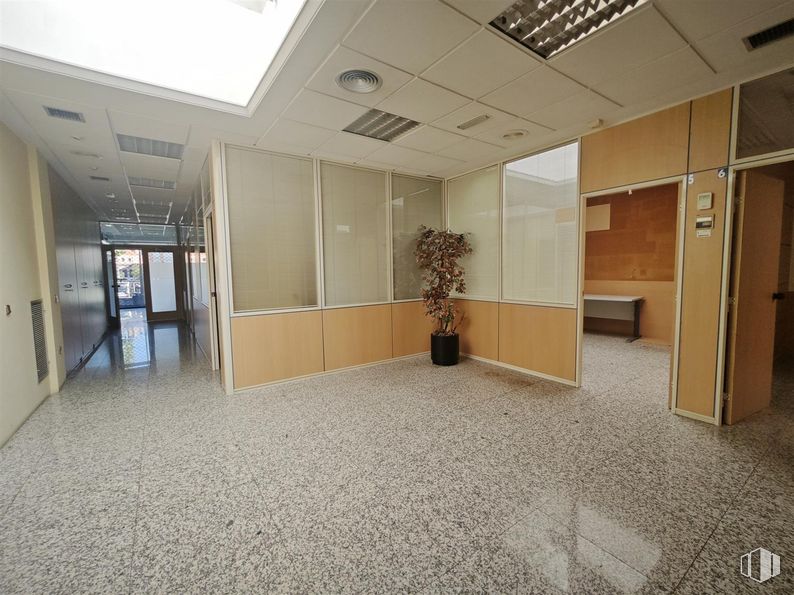 Retail for rent at Calle Mieses, 5, Majadahonda, Madrid, 28220 with houseplant, building, interior design, flooring, fixture, floor, hall, real estate, wood and ceiling around