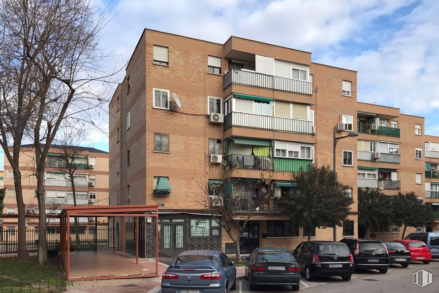 Retail for sale at Calle Jericó, 14, Parla, Madrid, 28980 with car, building, cloud, sky, land vehicle, wheel, window, vehicle, tire and vehicle registration plate around