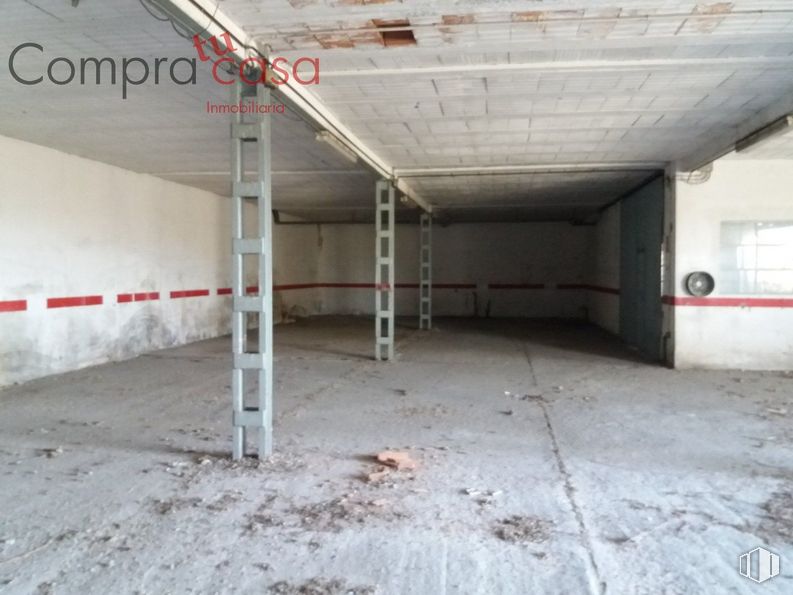 Industrial for sale at Polígono Industrial Cerro, Segovia, 40006 with floor, composite material, flooring, parking, fixture, concrete, asphalt, gas, building material and hall around