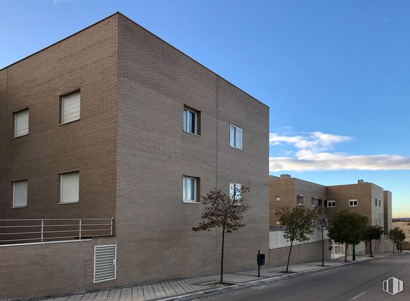 Local en alquiler y venta en Calle Luis Buñuel, 4, Daganzo de Arriba, Madrid, 28814 con edificio, cielo, propiedad, ventana, nube, lote de tierra, diseño urbano, accesorio, barrio y área residencial alrededor