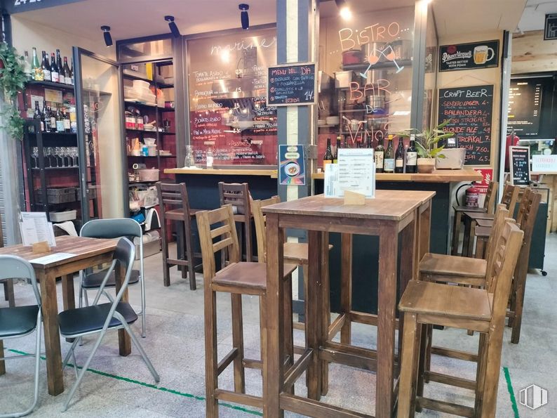 Retail for rent at Mercado de Antón Martín , Calle Santa Isabel, 5, Centro, Madrid, 28012 with chair, table, kitchen & dining room table, furniture, property, shelf, wood, lighting, shelving and floor around