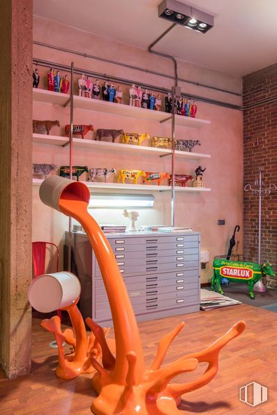 Retail for sale at Zona Malasaña, Centro, Madrid, 28004 with sculpture, orange, lighting, interior design, shelving, shelf, light fixture and paint around