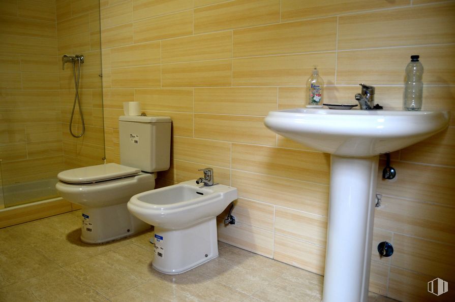 Industrial for sale at Calle Severo Ochoa, 90, Talavera de la Reina, Toledo, 45614 with toilet, sink, tap, plumbing fixture, bathroom sink, property, photograph, purple, bathroom and wood around