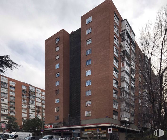 Local en venta en Calle Puentelarra, 9-11, Villa de Vallecas, Madrid, 28031 con edificio, cielo, nube, día, propiedad, ventana, árbol, rueda, infraestructura y coche alrededor