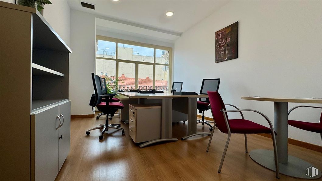 Office for rent at Calle Gran Vía, 6, Centro, Madrid, 28013 with chair, desk, window, table, filing cabinet, furniture, office chair, interior design, flooring and floor around