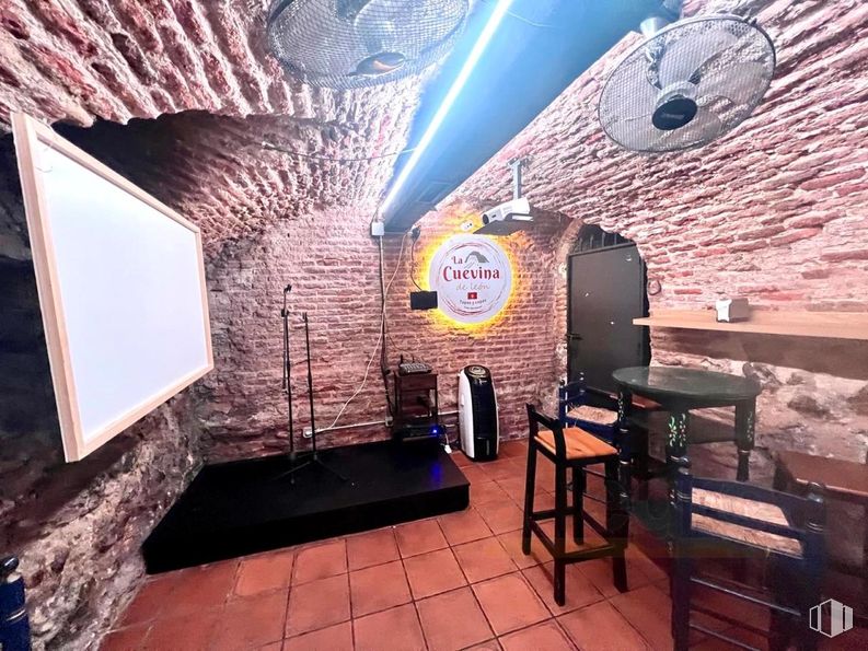 Retail for sale at Calle Cava Baja, Centro, Madrid, 28005 with mechanical fan, lighting, light fixture, table, wall, ceiling, brick, restaurant, brickwork and chair around