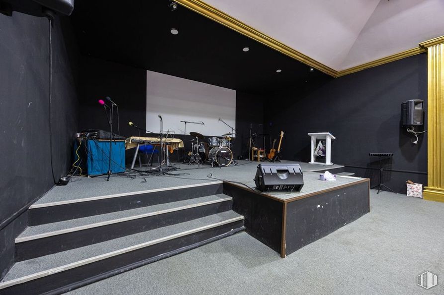 Industrial for sale at Calle José del Pino, 47, Villaverde, Madrid, 28021 with audio equipment, stage, microphone stand, musical instrument, lighting, ceiling, public address system, studio, loudspeaker and metal around