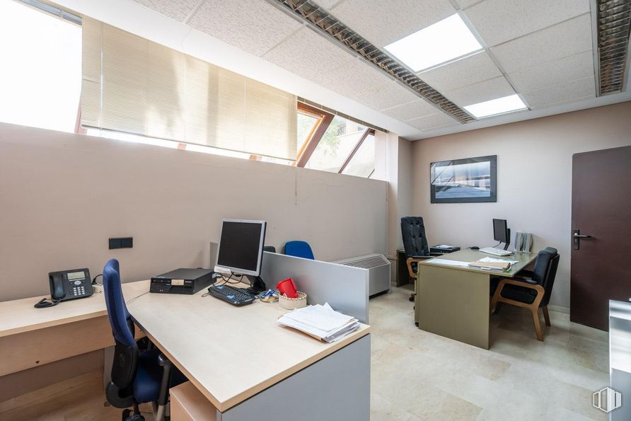 Oficina en venta en Zona Auditorio, Las Rozas de Madrid, Madrid, 28230 con pantalla de ordenador, silla, puerta, escritorio, persiana de la ventana, ventana, mueble, interiorismo, silla de oficina y equipos de oficina alrededor