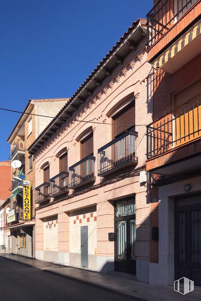 Retail for rent at Calle Condes de Fuensalida, 15, Fuensalida, Toledo, 45510 with door, window, sky, building, urban design, wood, brick, residential area, material property and facade around