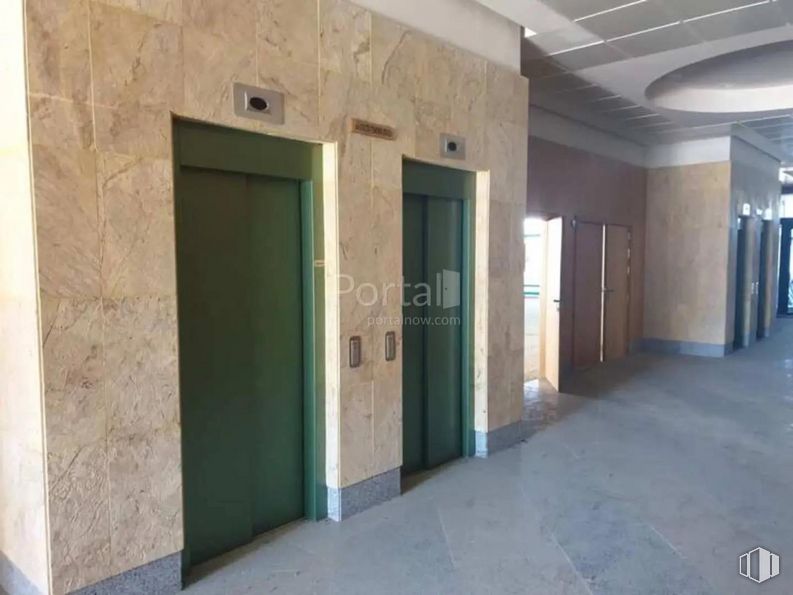 Office for sale at Calle Francisco Medina Mendoza, 39, Cabanillas del Campo, Guadalajara, 19171 with door, fixture, building, wood, flooring, ceiling, home door, facade, handle and hall around