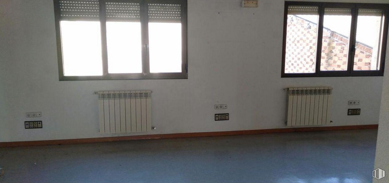 Office for sale at Calle Guadarrama, Segovia, 40006 with window, building, fixture, wood, window blind, shade, house, floor, flooring and hardwood around