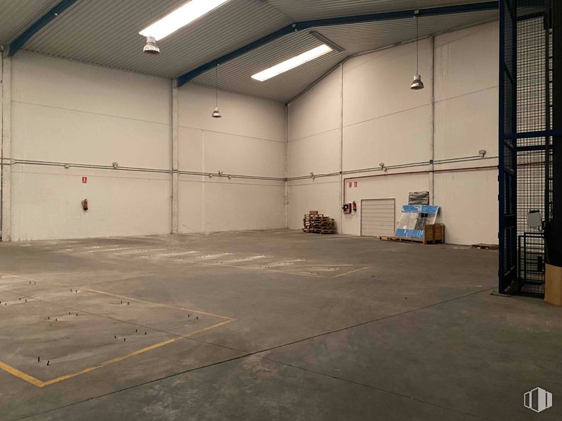 Industrial for rent at Zona Vallecas, Villa de Vallecas, Madrid, 28031 with light fixture, lighting, floor, flooring, warehouse, ceiling, concrete, hall, parking and parking lot around