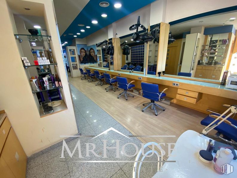 Retail for rent at Calle Real, Illescas, Toledo, 45200 with chair, product, interior design, architecture, flooring, floor, shelf, building, bench and leisure around