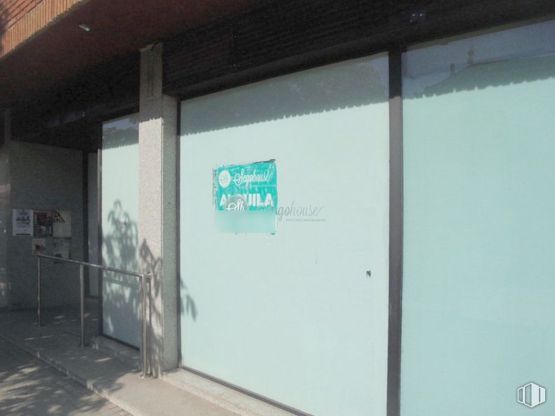 Retail for rent at Avenida Vía Roma, Segovia, 40003 with fixture, facade, building, font, glass, shade, automotive exterior, city, composite material and commercial building around