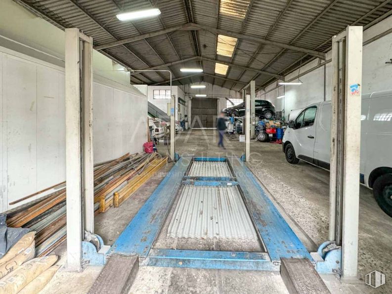 Industrial for sale at Avenida Industria, Humanes de Madrid, Madrid, 28970 with tire, wheel, van, person, floor, commercial vehicle, light commercial vehicle, machine, automobile repair shop and workshop around