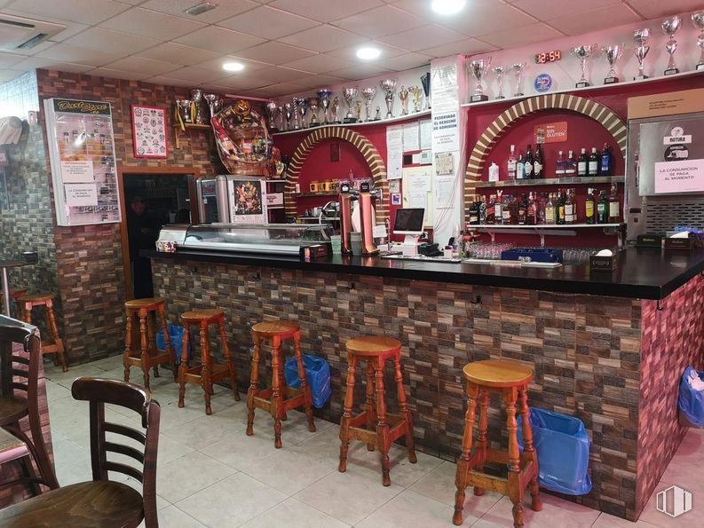 Local en alquiler en Zona Aluche, La Latina, Madrid, 28047 con taburete, mueble, alumbrado, barware, interiorismo, establecimiento de bebidas, silla, edificio, taberna y televisión alrededor