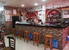 Local en alquiler en Zona Aluche, La Latina, Madrid, 28047 con taburete, mueble, alumbrado, barware, interiorismo, establecimiento de bebidas, silla, edificio, taberna y televisión alrededor