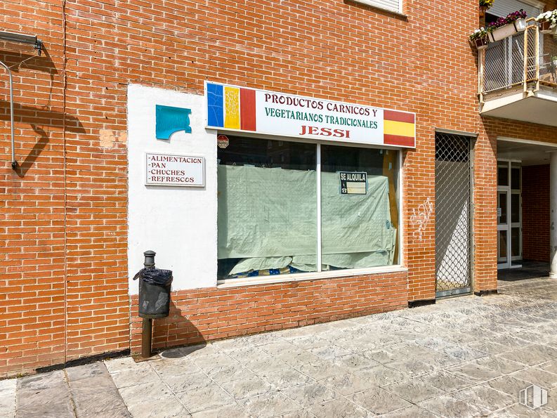 Local en alquiler y venta en Avenida Barcelona, 30, Guadalajara, 19005 con persona, ventana, infraestructura, accesorio, superficie de carretera, albañilería, ladrillo, pared, acera y fachada alrededor