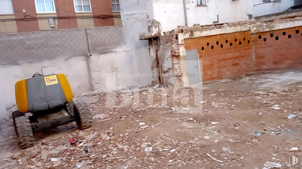 Land for sale at Calle Arcipreste de Hita, 6, Guadalajara, 19001 with luggage & bags, tire, window, wood, floor, flooring, road surface, brick, city and concrete around