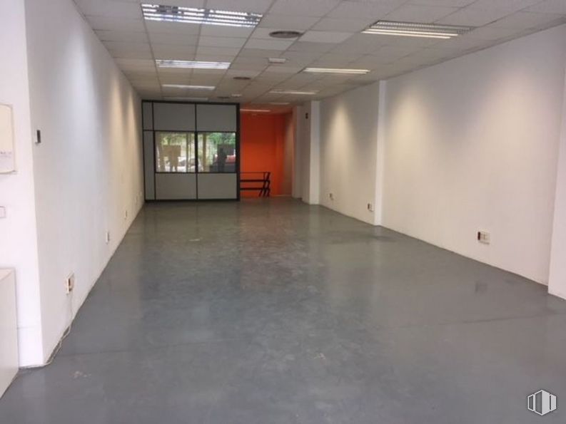 Local en venta en Calle Luis Ruiz, 6, Ciudad Lineal, Madrid, 28017 con puerta, edificio, accesorio, pasillo, suelo, piso, techo, sistema de alarma contra incendios, vidrio y evento alrededor