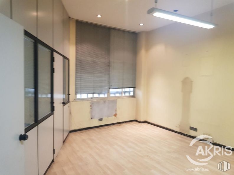 Retail for sale & for rent at Paseo Santa María de la Cabeza, Arganzuela, Madrid, 28019 with light fixture, window blind, lighting, window, wood, hall, interior design, fixture, building and flooring around