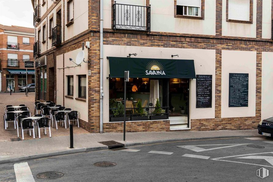 Retail for rent at Calle Luna, Villanueva de la Cañada, Madrid, 28691 with property, window, plant, building, door, architecture, flowerpot, road surface, chair and facade around