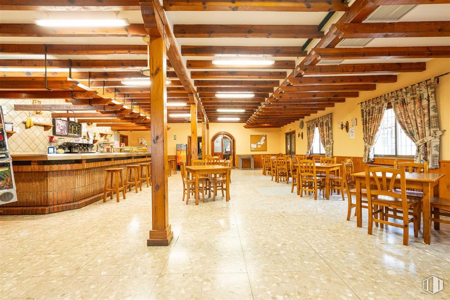 Retail for rent at Plaza San Isidro, 5, Torremocha de Jarama, Madrid, 28189 with kitchen & dining room table, chair, light fixture, table, lighting, furniture, wood, hall, floor and flooring around