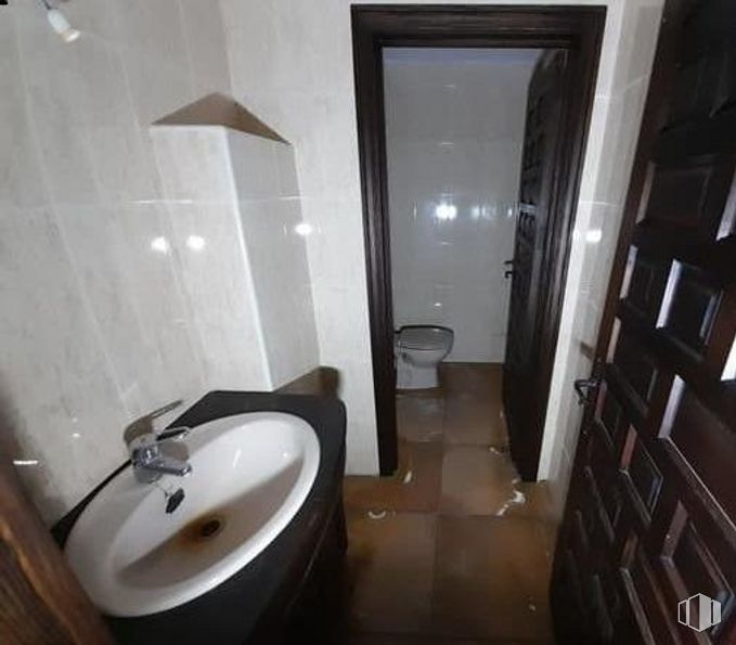 Retail for sale at Jacinto Benavente, Villanueva de la Cañada, Madrid, 28691 with sink, brown, tap, plumbing fixture, bathroom sink, property, building, bathroom, wood and mirror around