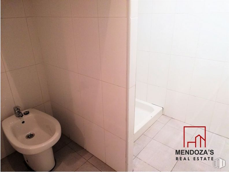 Oficina en venta en Calle Maldonado, Salamanca, Madrid, 28006 con fregadero, marrón, propiedad, baño, arreglo de tubería, accesorio, suelo, piso, material compuesto, madera y asiento del baño alrededor