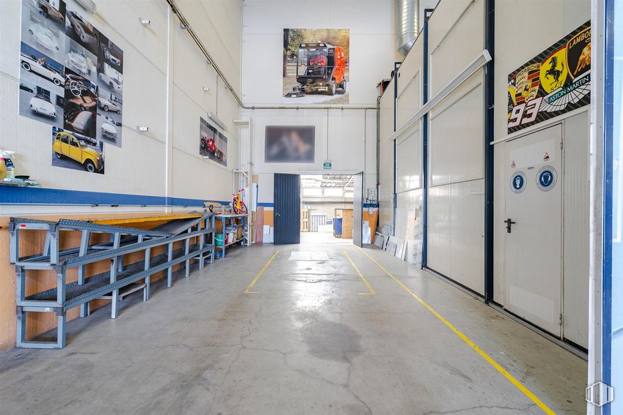 Nave en venta en Polígono Industrial La Garena, Alcalá de Henares, Madrid, 28806 con puerta, edificio, suelo, suelos, gas, póster, publicidad, techo, máquina y habitación alrededor