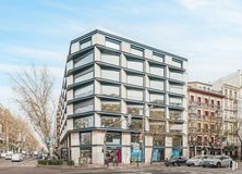 Office for rent at Calle Velázquez, 34, Salamanca, Madrid, 28001 with building, cloud, sky, car, wheel, window, street light, tower block, condominium and urban design around