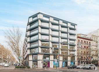 Office for rent at Calle Velázquez, 34, Salamanca, Madrid, 28001 with building, cloud, sky, car, wheel, window, street light, tower block, condominium and urban design around