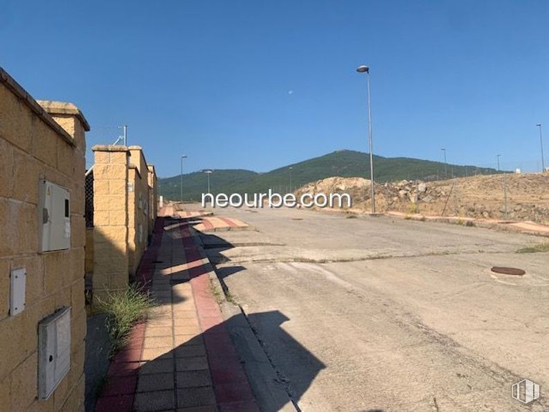 Land for sale at Calle Puente Pasil, El Tiemblo, Ávila, 05270 with window, sky, street light, road surface, building, land lot, asphalt, slope, line and landscape around