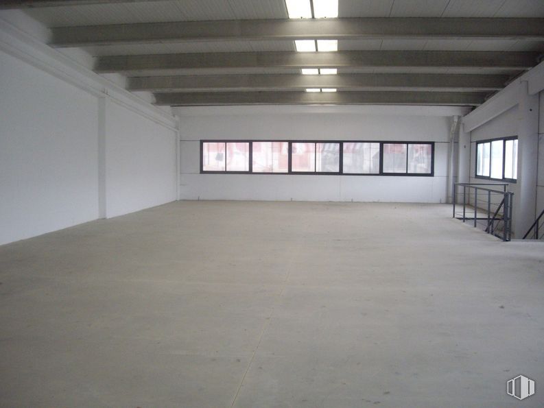 Nave en venta en Polígono Industrial La Carrasquilla, Ciempozuelos, Madrid, 28350 con ventana, edificio, pasillo, accesorio, suelo, piso, madera, simetría, techo y evento alrededor