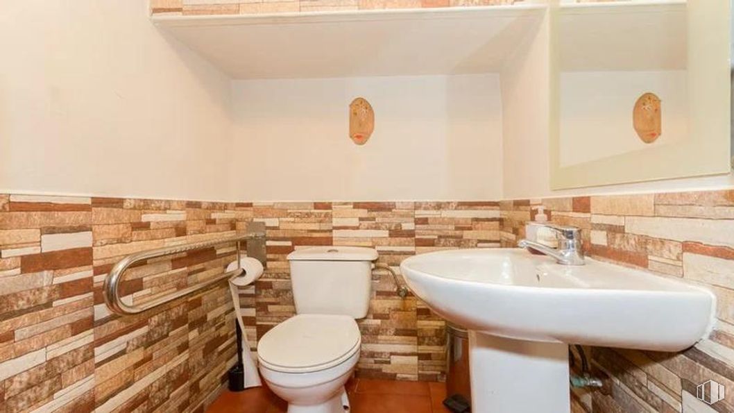 Retail for sale at Calle Francisco Ruíz, Usera, Madrid, 28026 with toilet, sink, toilet seat, bathroom, plumbing fixture, flooring, floor, plumbing, interior design and tile around