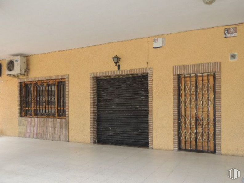 Retail for sale at Calle Felipe Solano Antelo, 16, Guadalajara, 19002 with door, window, building, wood, flooring, floor, beige, brick, rectangle and facade around