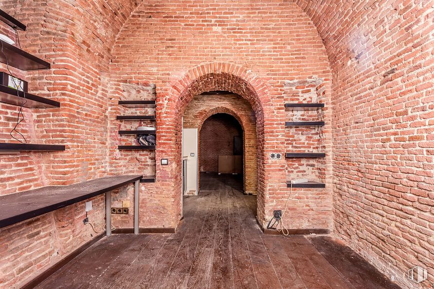 Retail for sale at Calle Espíritu Santo, Centro, Madrid, 28004 with brown, brick, brickwork, wood, building material, building, symmetry, facade, arch and flooring around