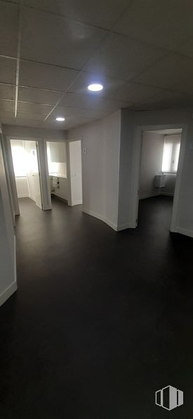 Oficina en alquiler en Calle Simón Hernández, Móstoles, Madrid, 28931 con accesorio, madera, suelos, suelo, hall, edificio, techo, sombra, madera dura y vidrio alrededor